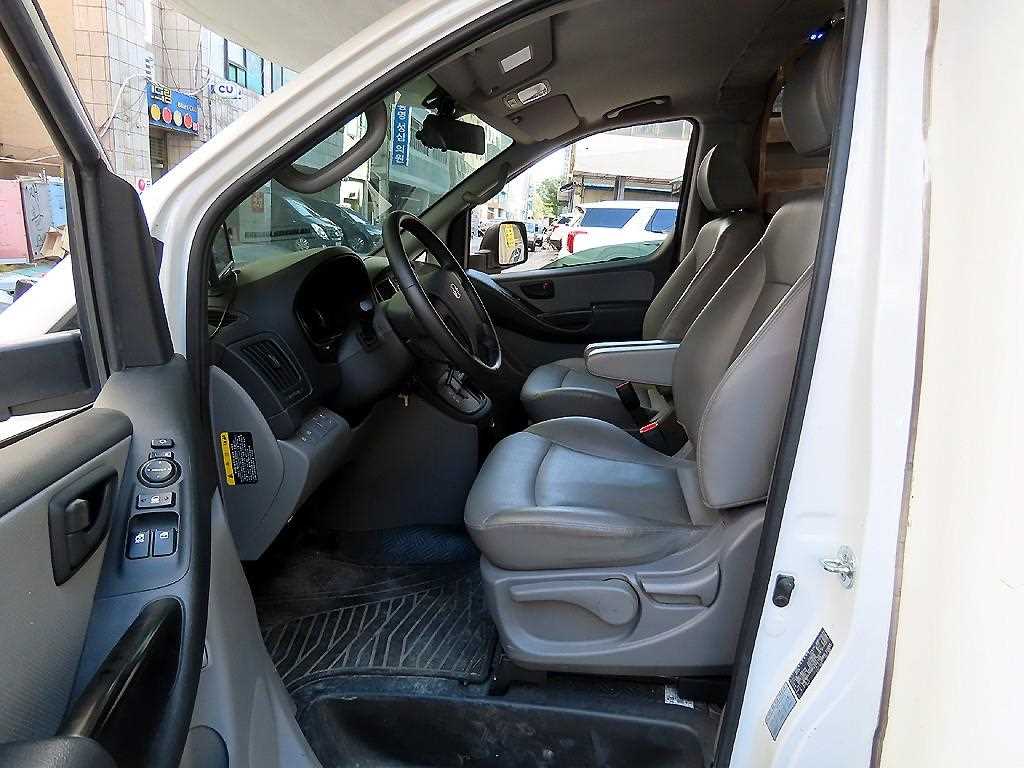 HYUNDAI Starex - Vista 5