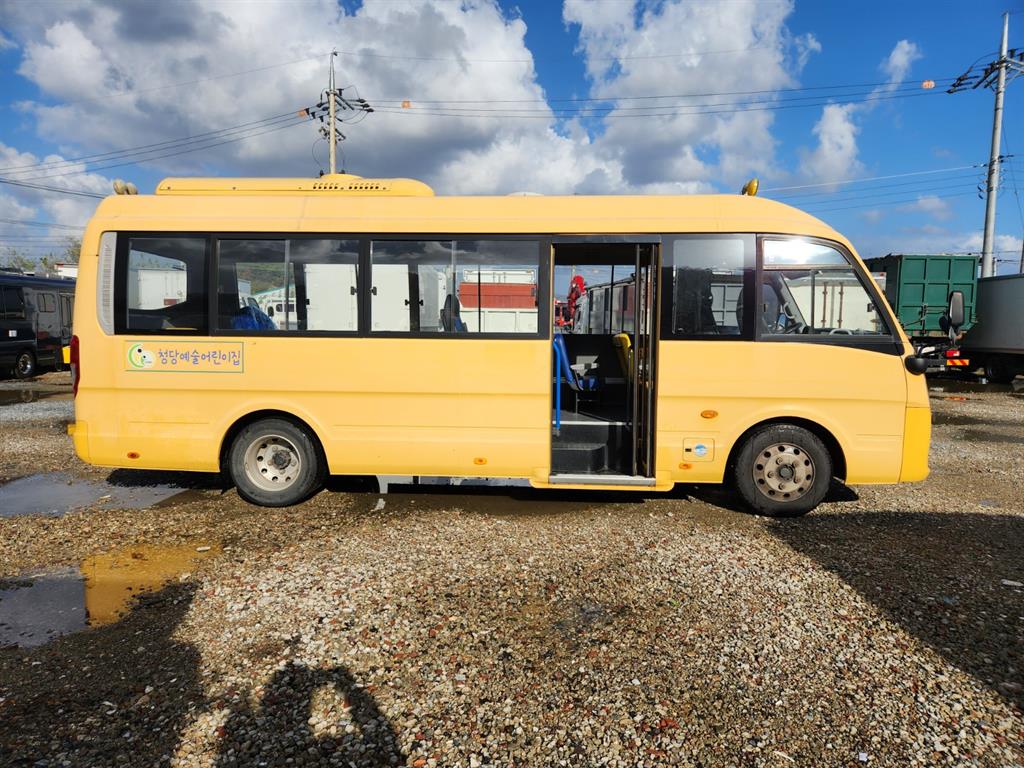 medium and large bus Medium Daewoo Bus - Vista 7