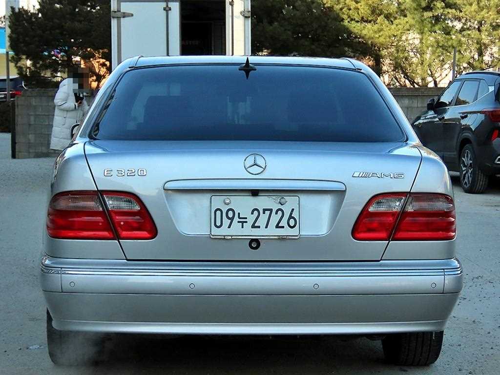 Mercedes Benz E class - Vista 4