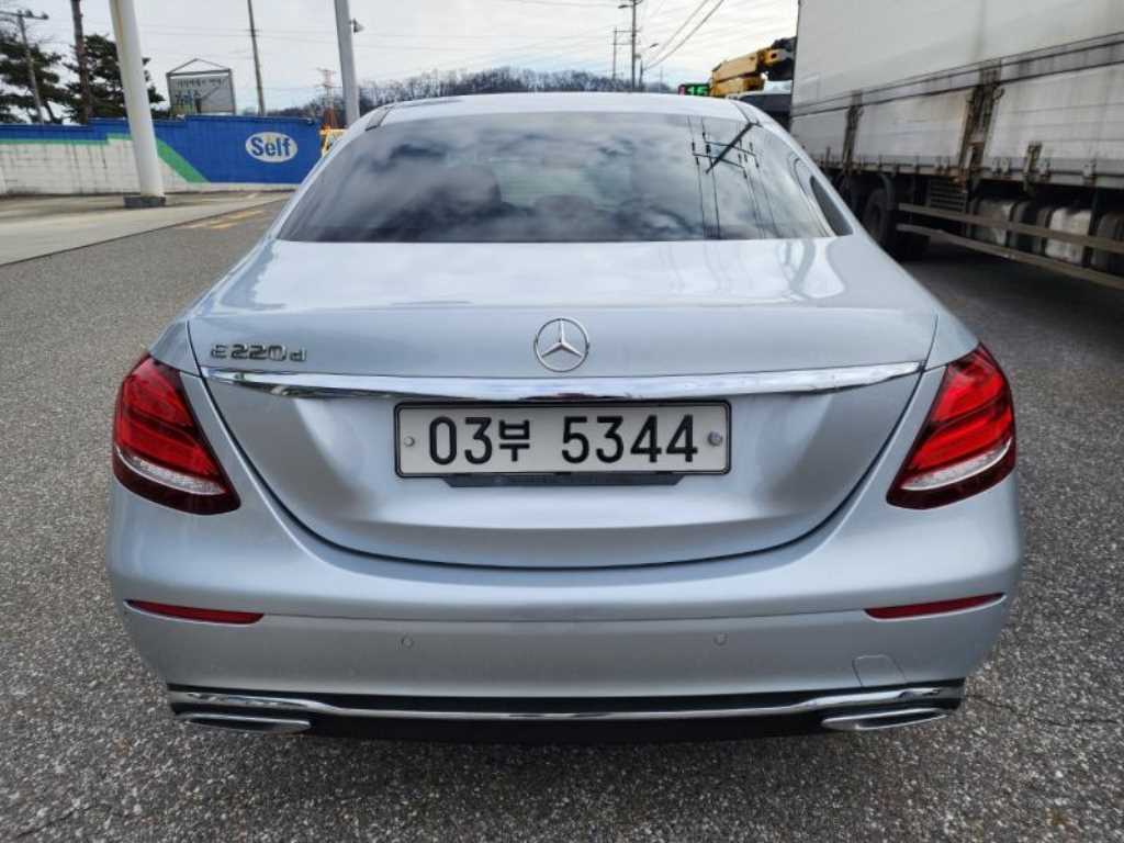 Mercedes Benz E class - Vista 5