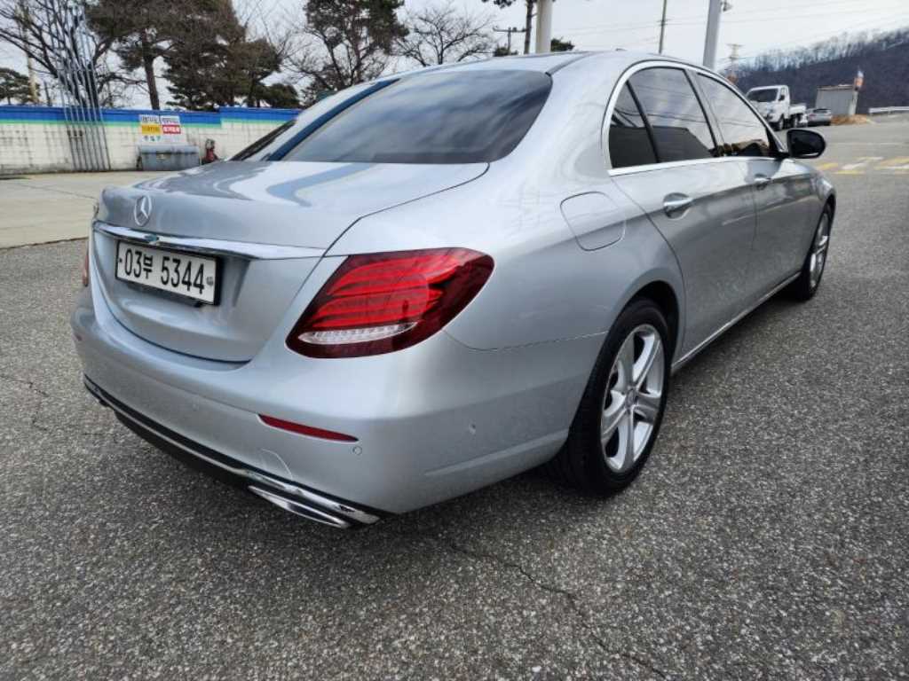 Mercedes Benz E class - Vista 4