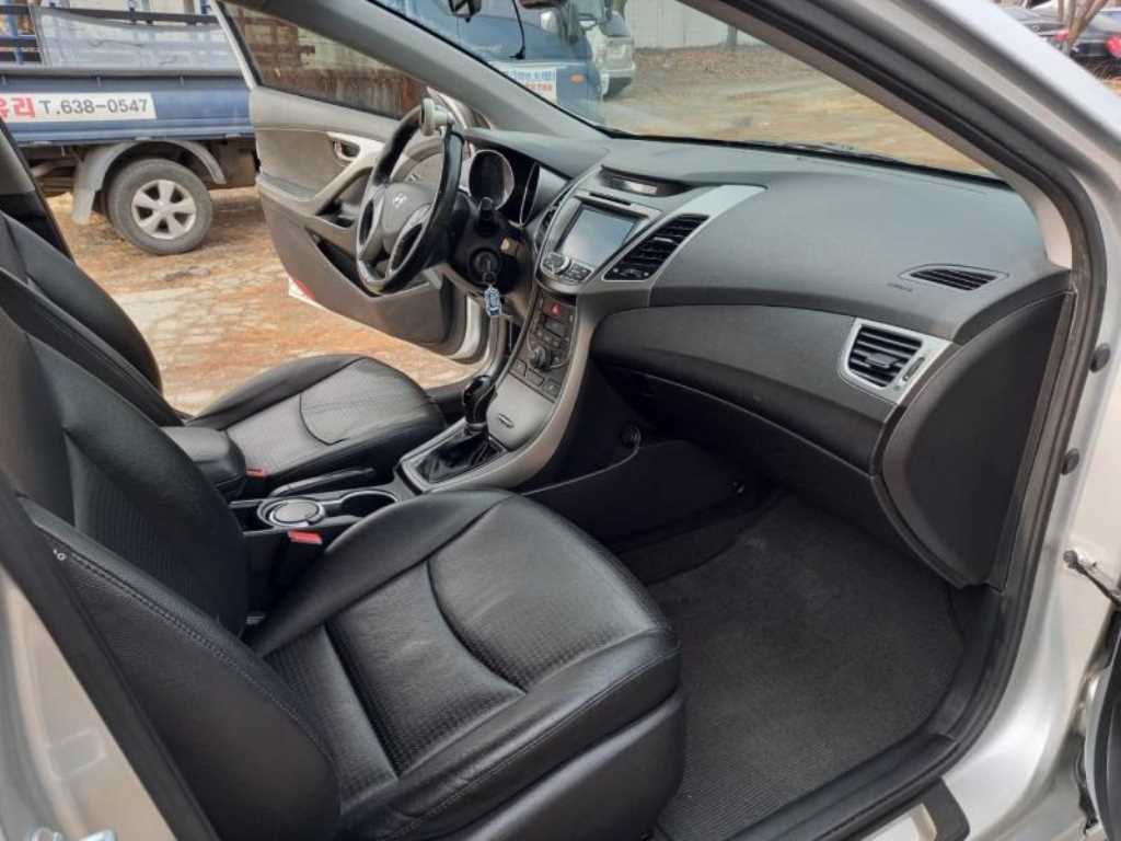 HYUNDAI Avante - Vista 9