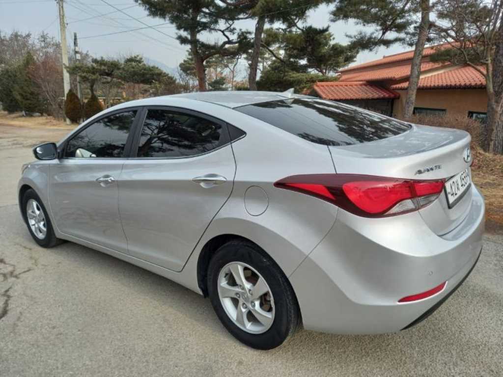HYUNDAI Avante - Vista 5