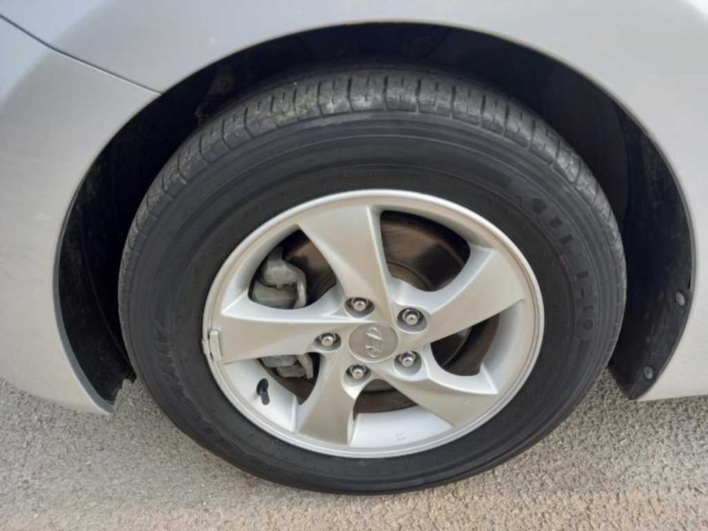 HYUNDAI Avante - Vista 10