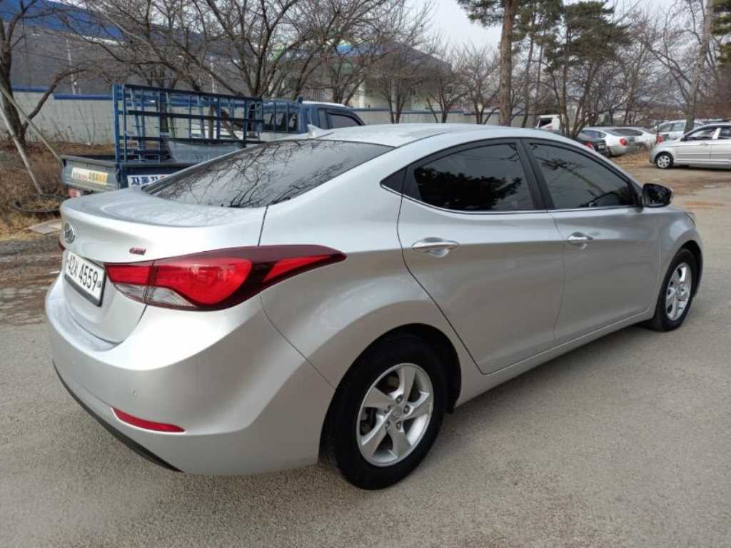 HYUNDAI Avante - Vista 4