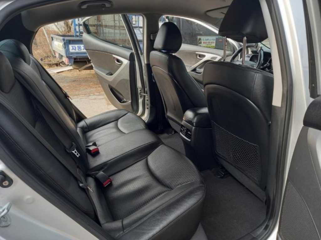 HYUNDAI Avante - Vista 8