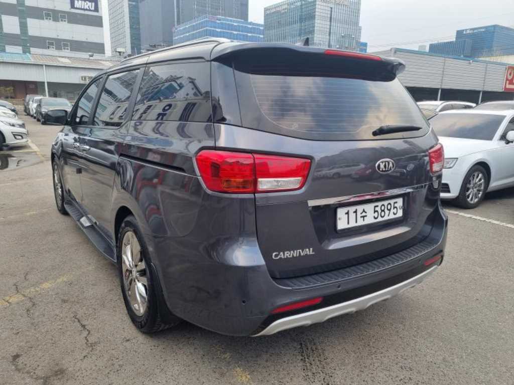 KIA Carnival - Vista 4