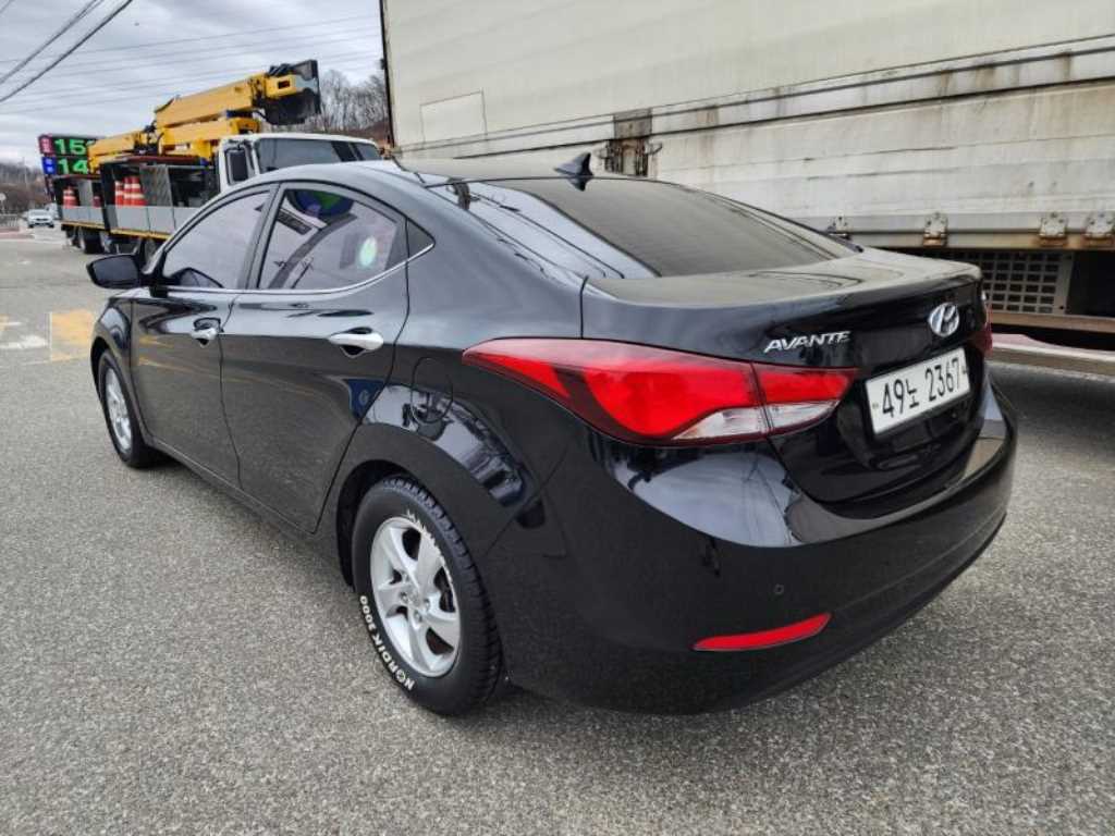 HYUNDAI Avante - Vista 5