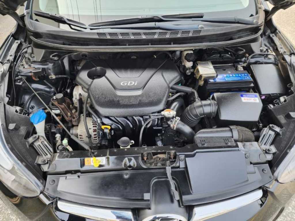 HYUNDAI Avante - Vista 10