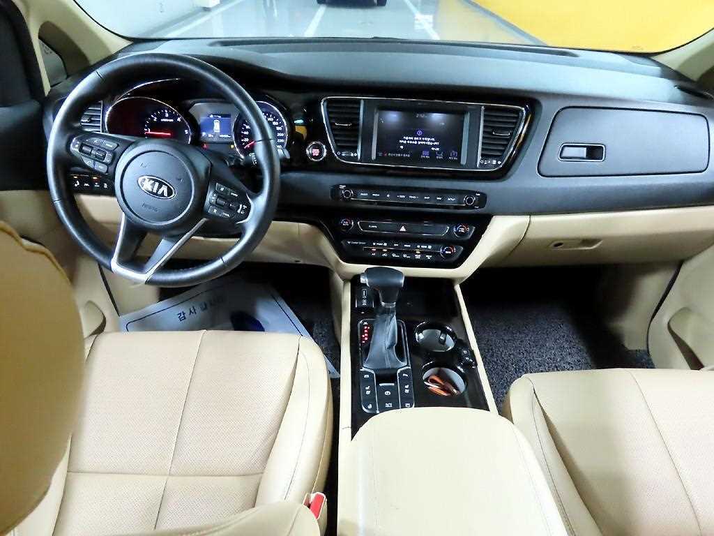KIA Carnival - Vista 7