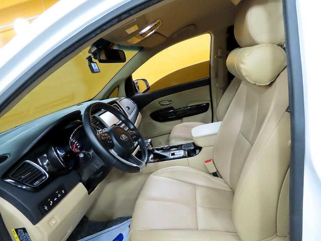 KIA Carnival - Vista 5