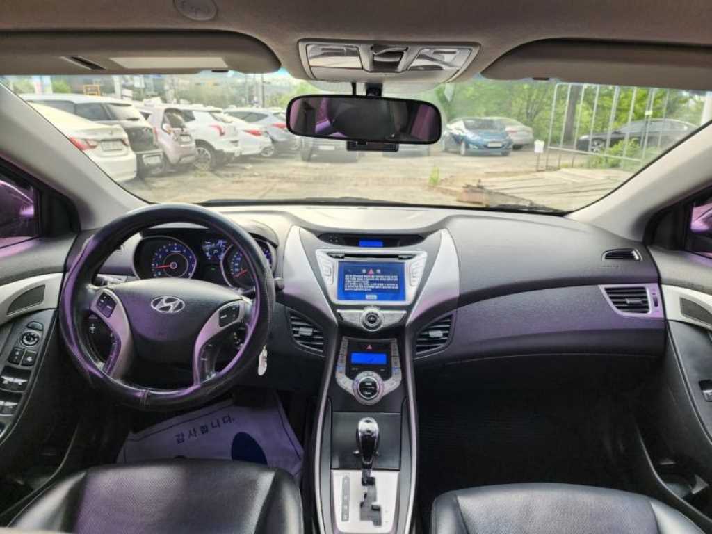 HYUNDAI Avante - Vista 11