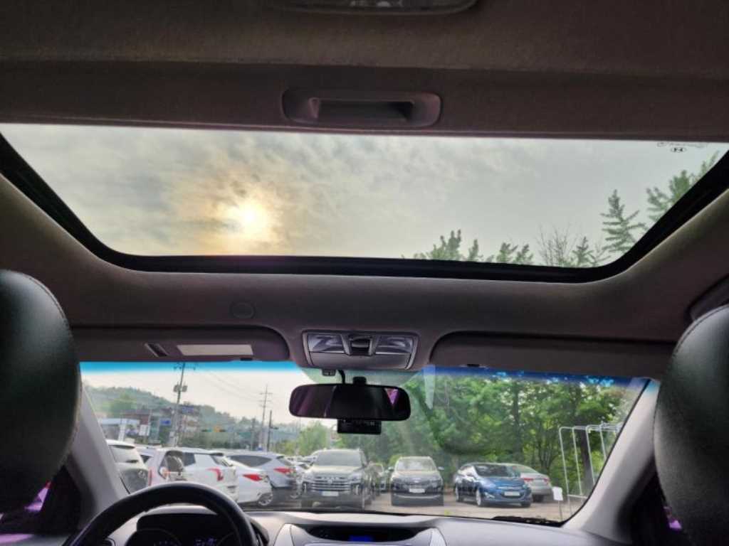 HYUNDAI Avante - Vista 12