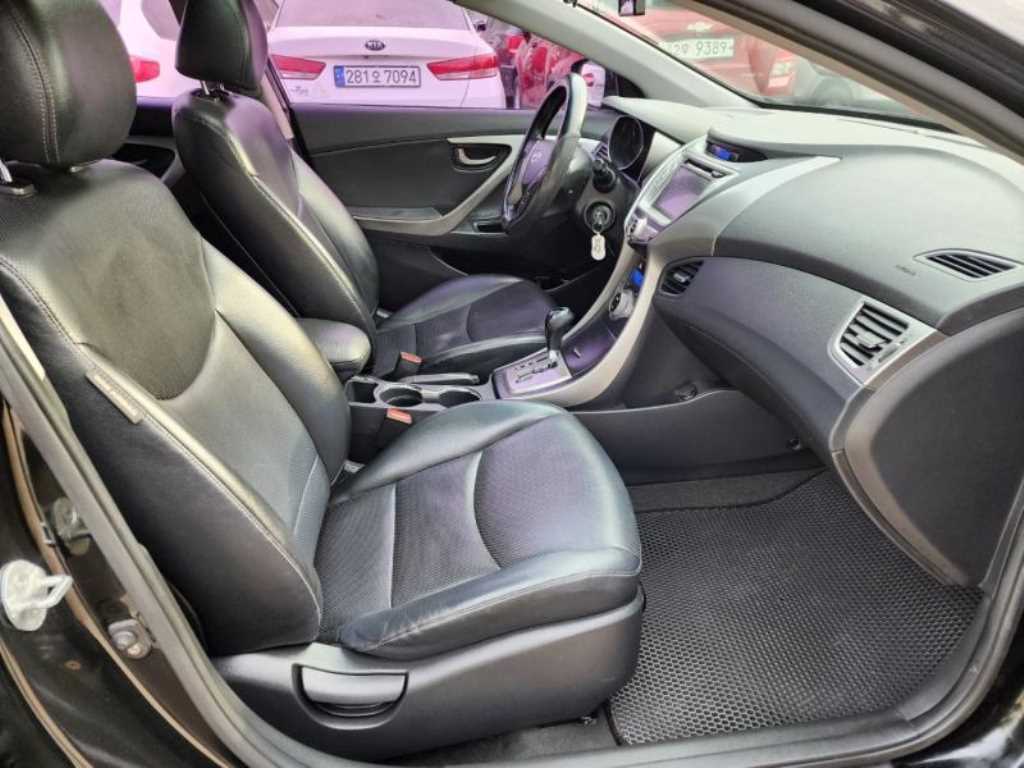 HYUNDAI Avante - Vista 9