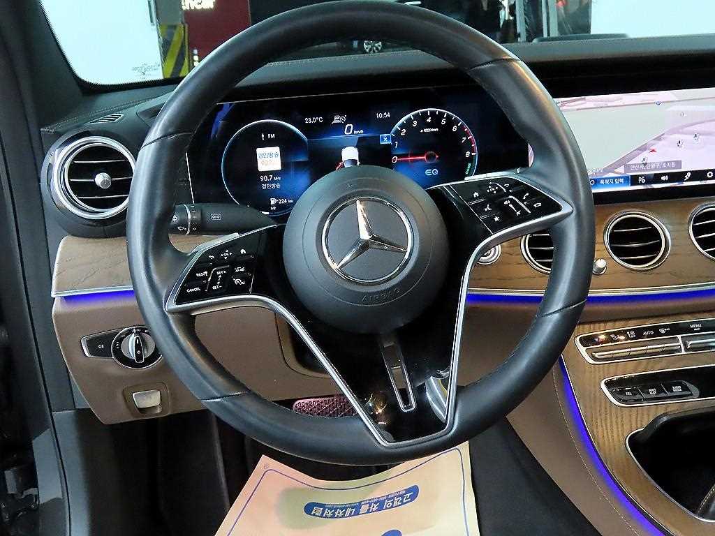 [벤츠] E-클래스 W213 E300e 4MATIC 익스클루시브 연식:2021,미션:오토,주행거리:39,051km,연료:휘발유 하이브리드,색상:회색