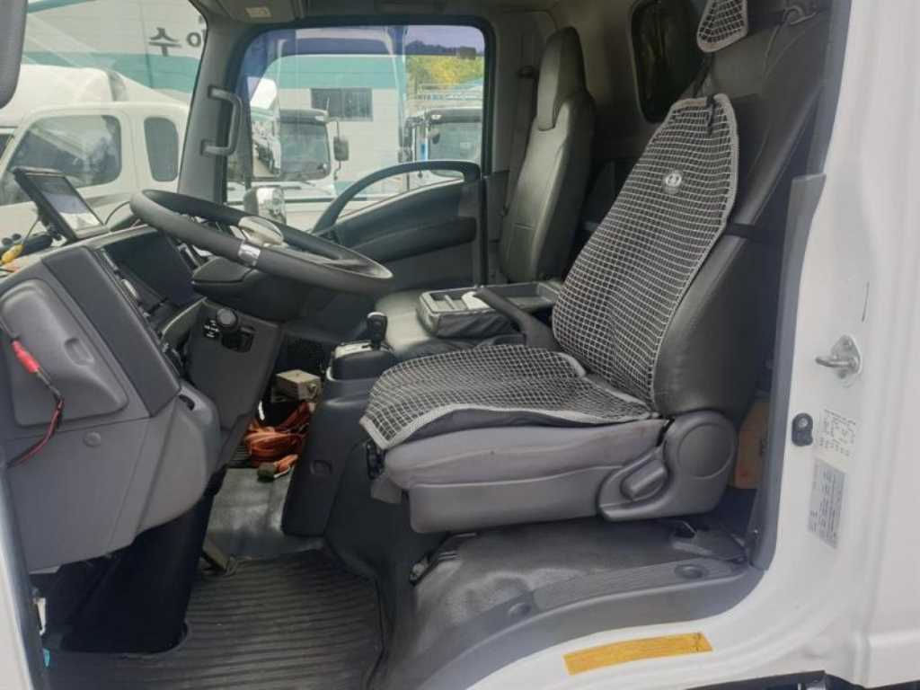 medium and large cargo truck - Vista 12