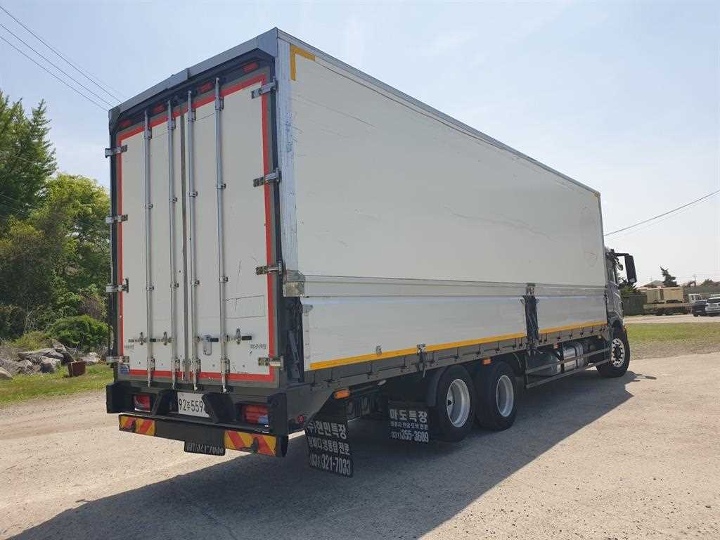 medium and large cargo truck - Vista 6