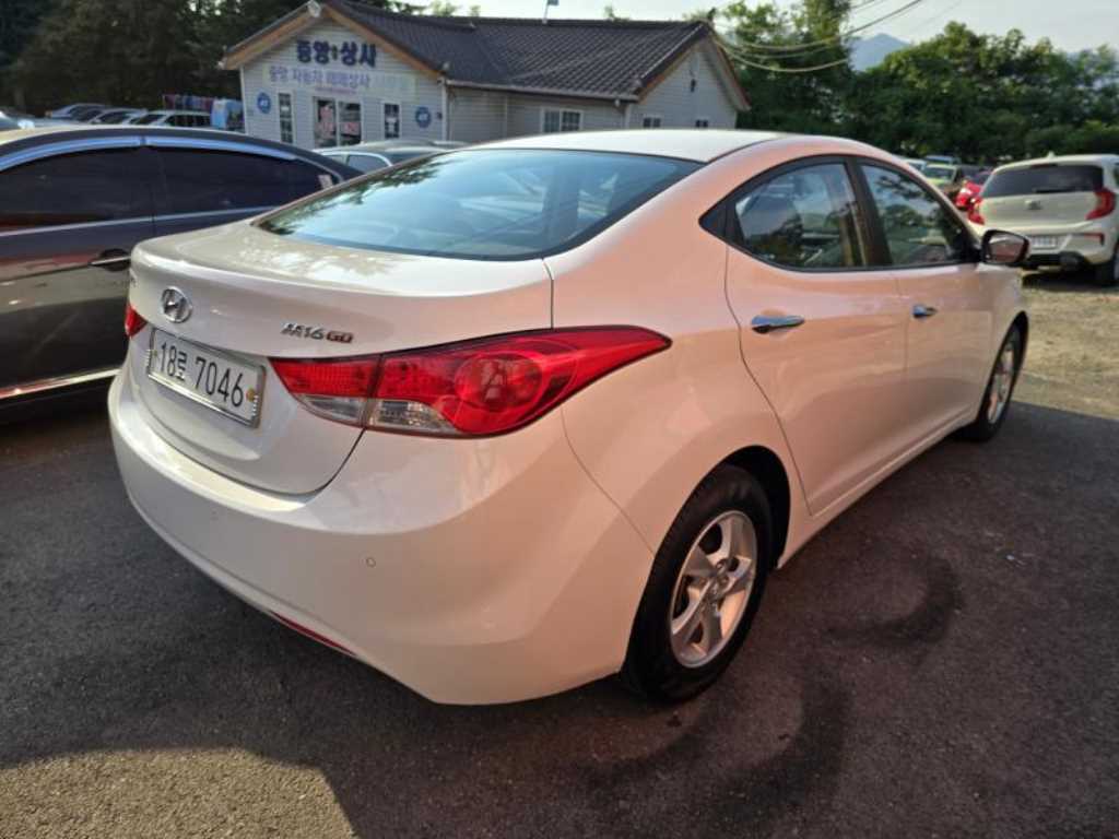 HYUNDAI Avante - Vista 5