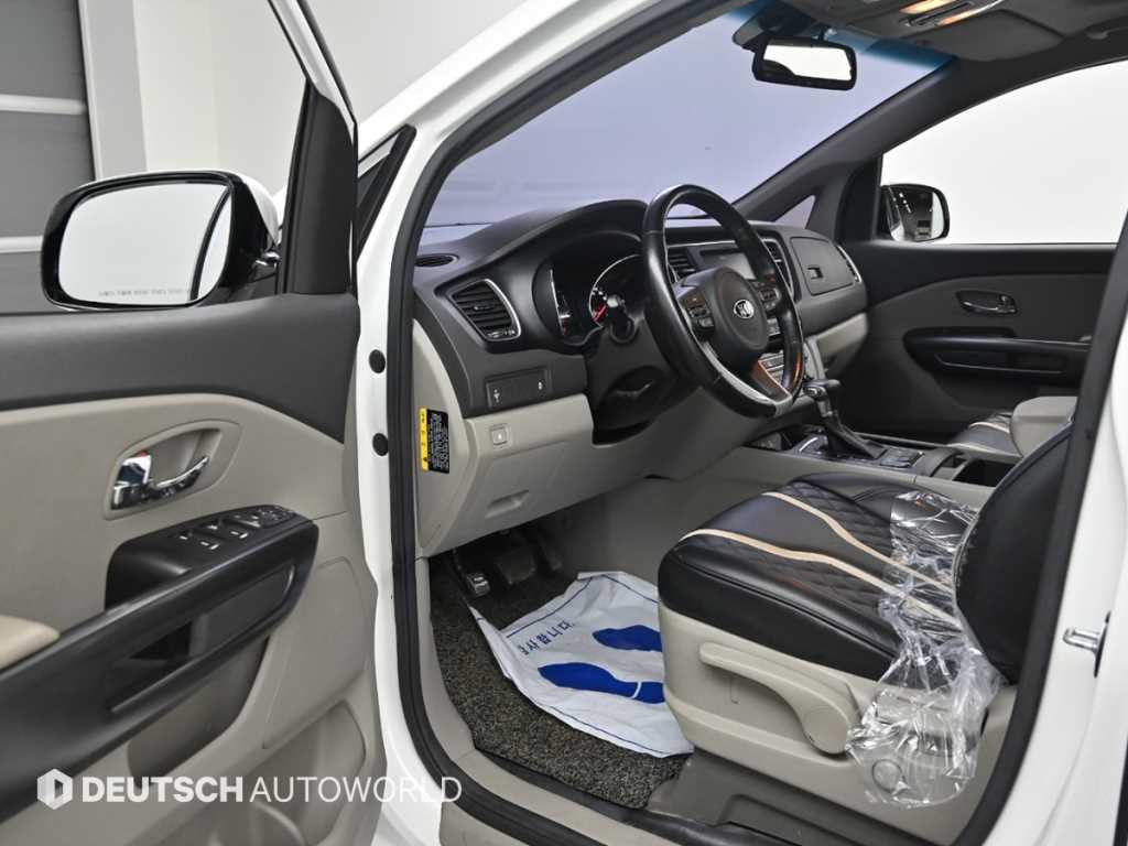 KIA Carnival - Vista 11