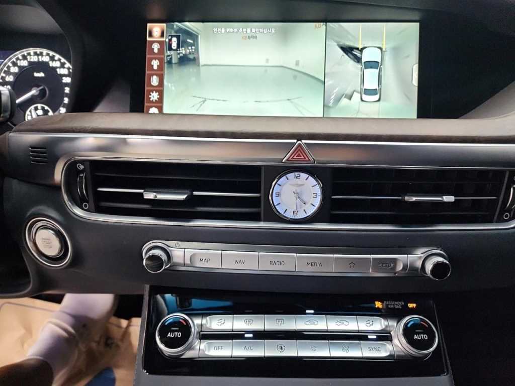 Genesis G90 - Vista 10