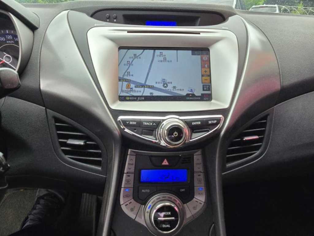 HYUNDAI Avante - Vista 8