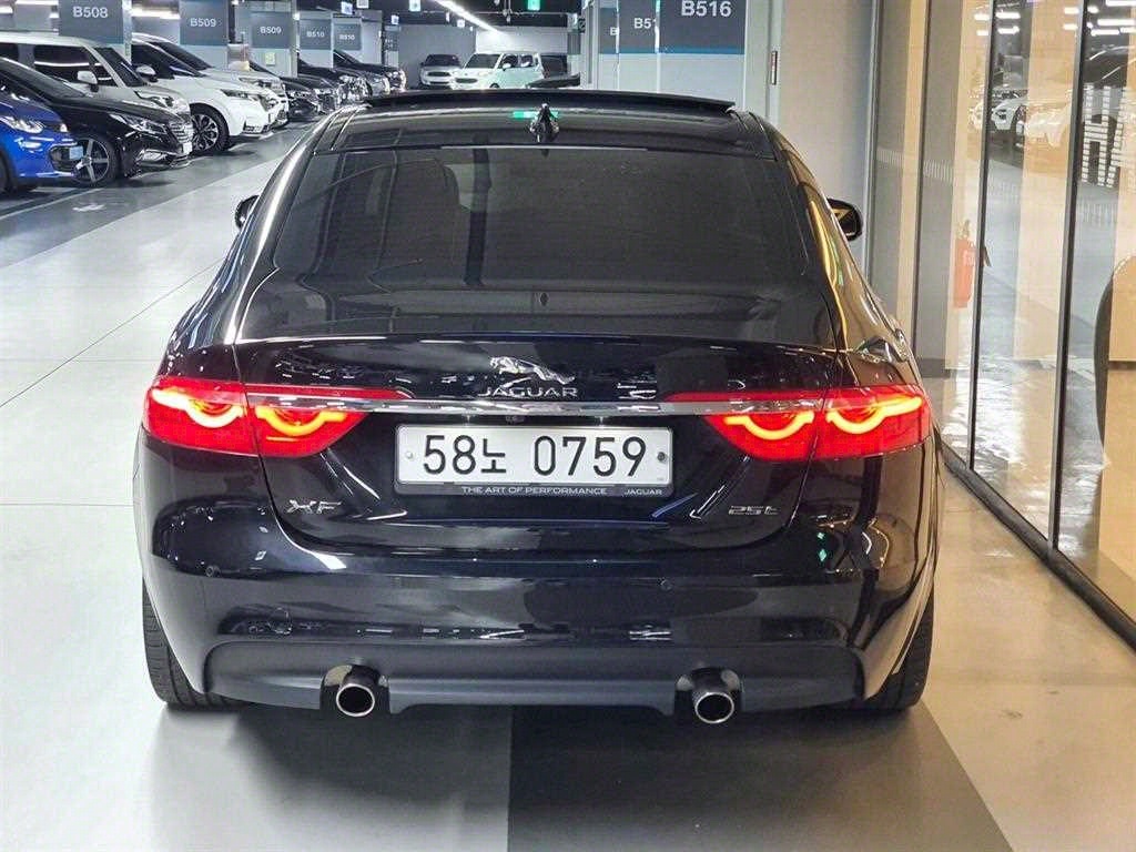 Jaguar XF - Vista 5