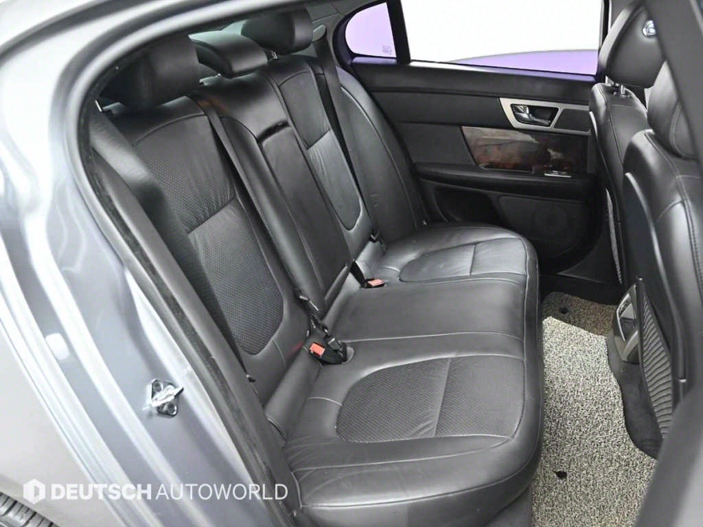 Jaguar XF - Vista 12