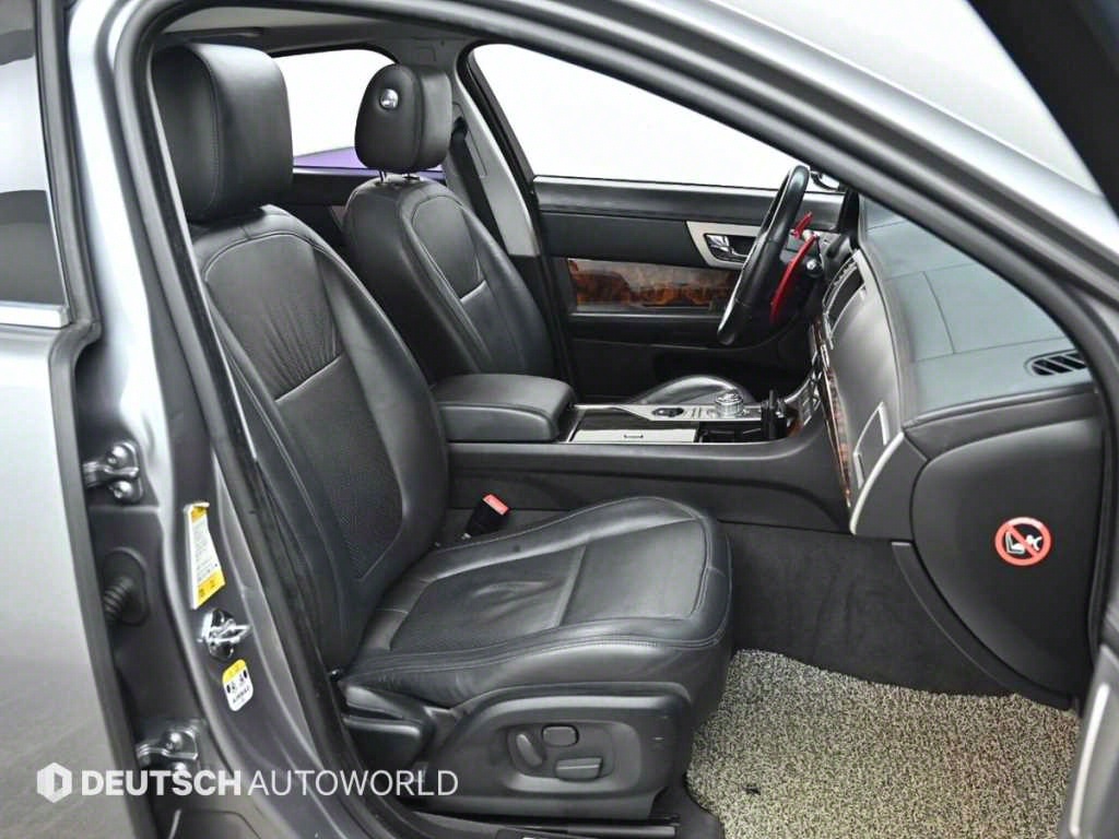 Jaguar XF - Vista 10