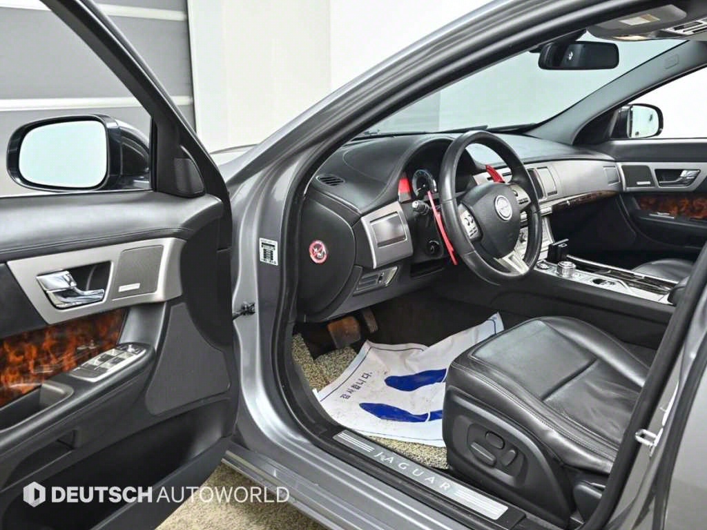 Jaguar XF - Vista 11