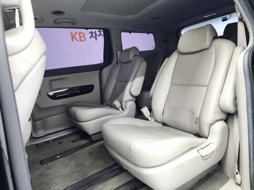 KIA Carnival - Vista 12