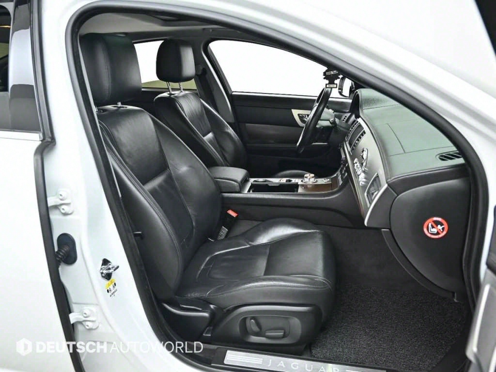 Jaguar XF - Vista 10