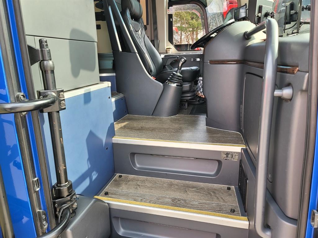 medium and large bus Medium-sized Hyundai Bus - Vista 5