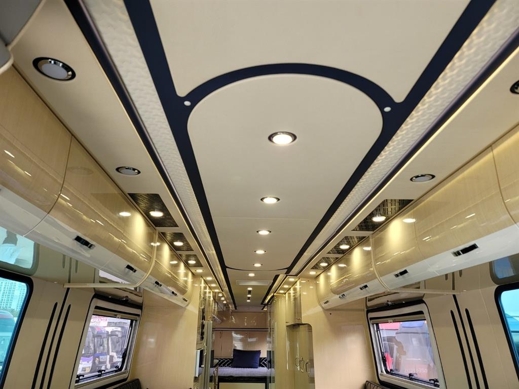 medium and large bus Medium-sized Hyundai Bus - Vista 8