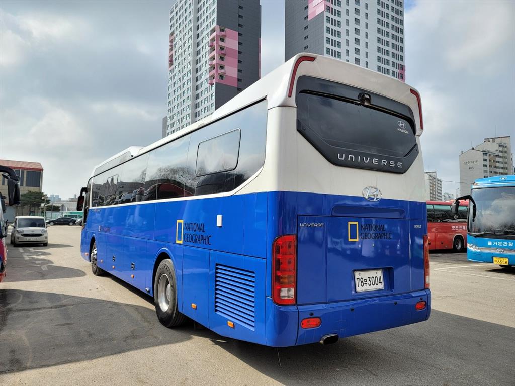 medium and large bus Medium-sized Hyundai Bus - Vista 4