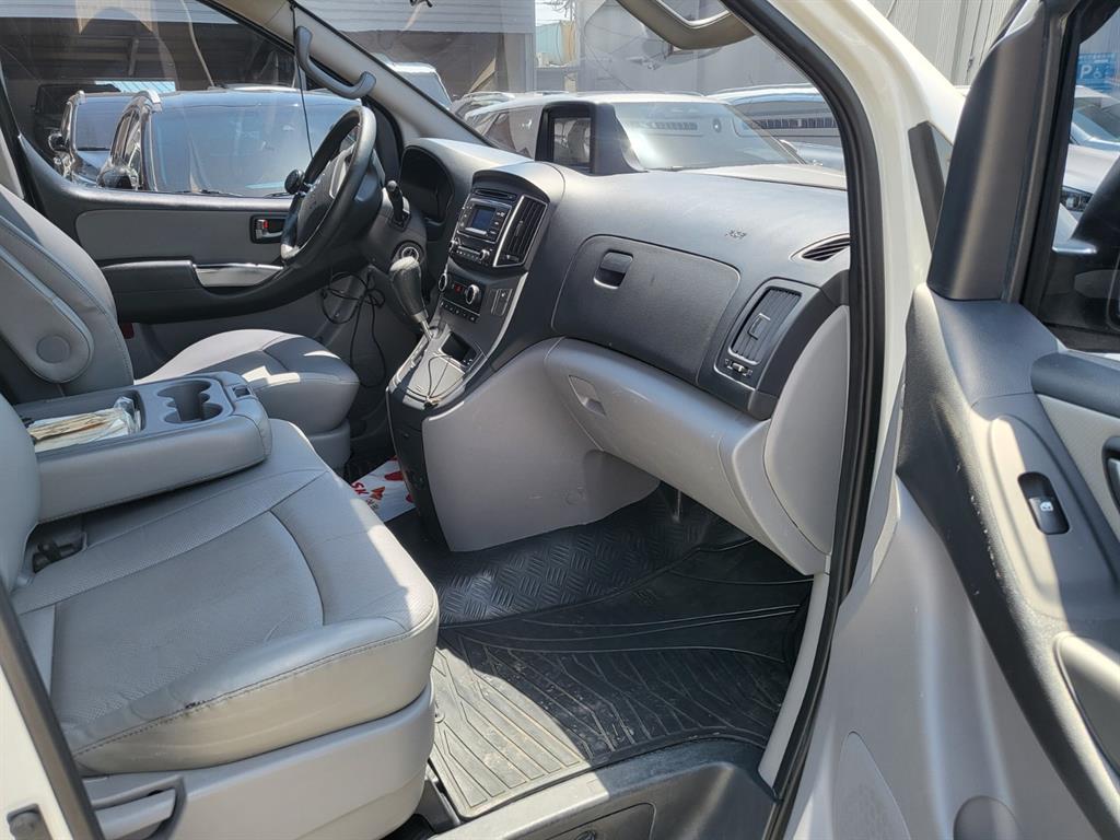 HYUNDAI Starex - Vista 6