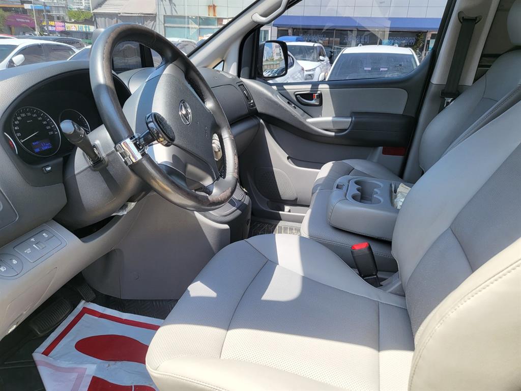 HYUNDAI Starex - Vista 9