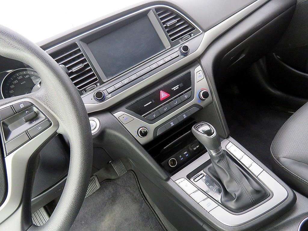 HYUNDAI Avante - Vista 10