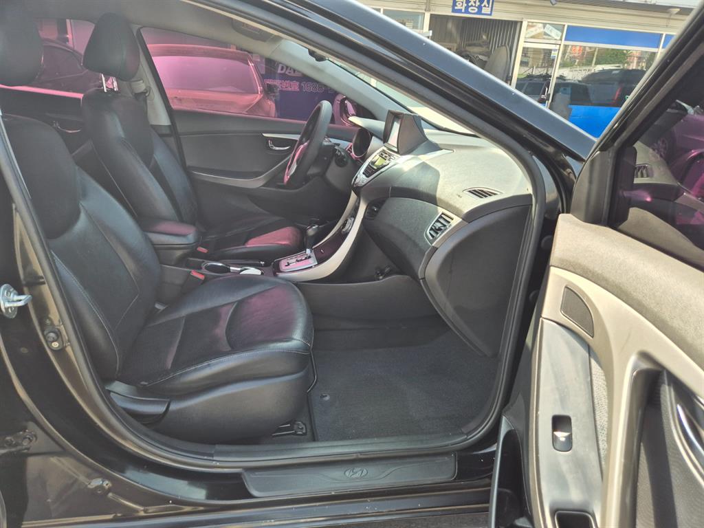 HYUNDAI Avante - Vista 12