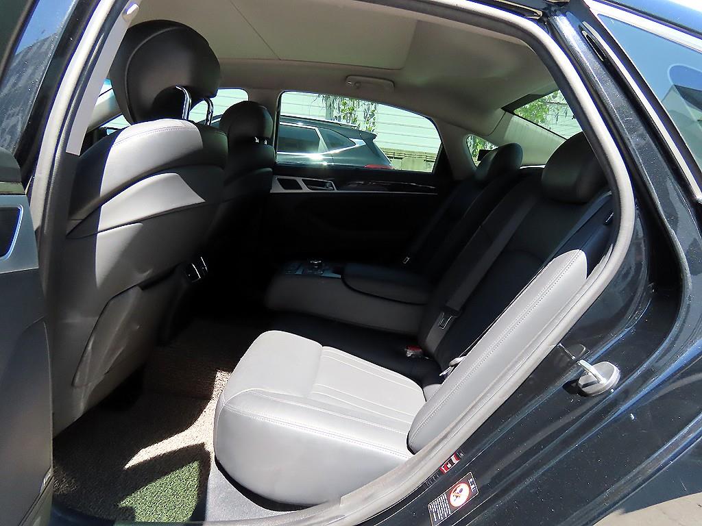 HYUNDAI Genesis - Vista 6