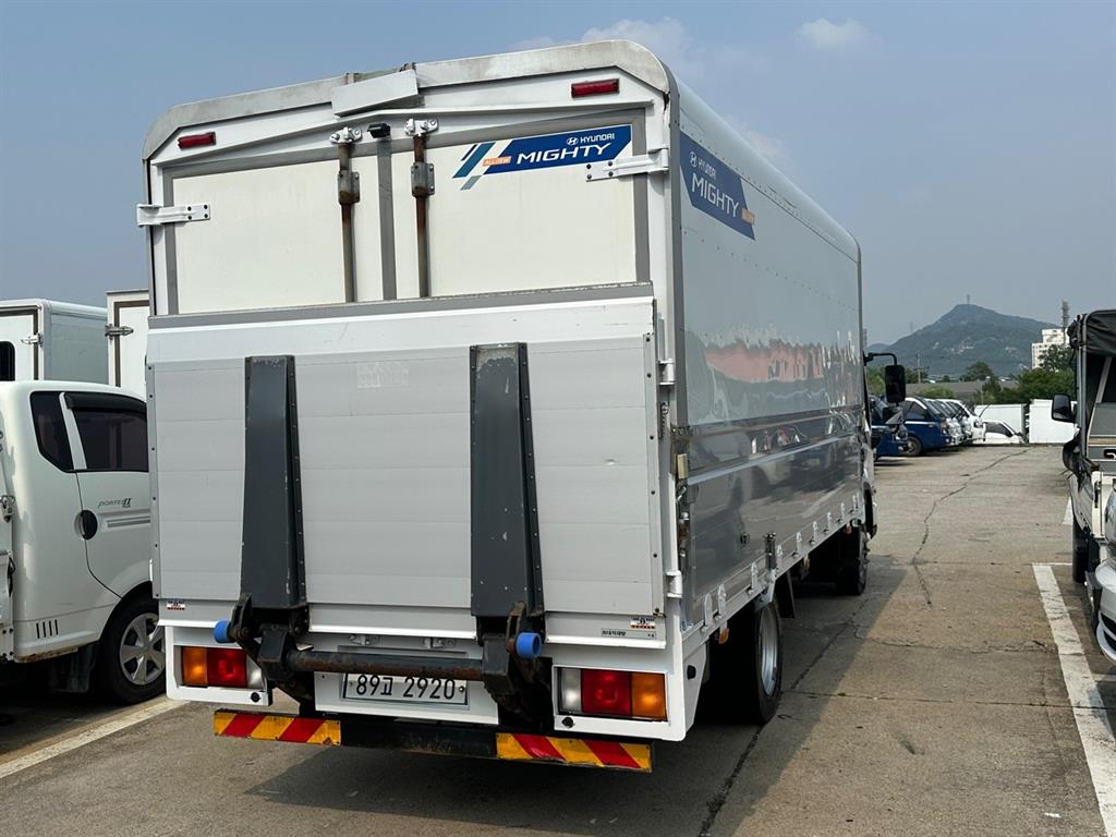 medium and large cargo truck - Vista 6