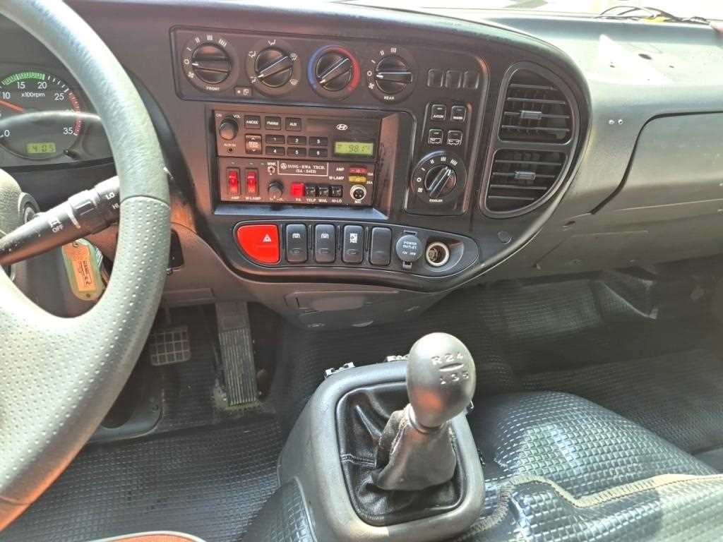 medium and large bus Hyundai bus - Vista 8