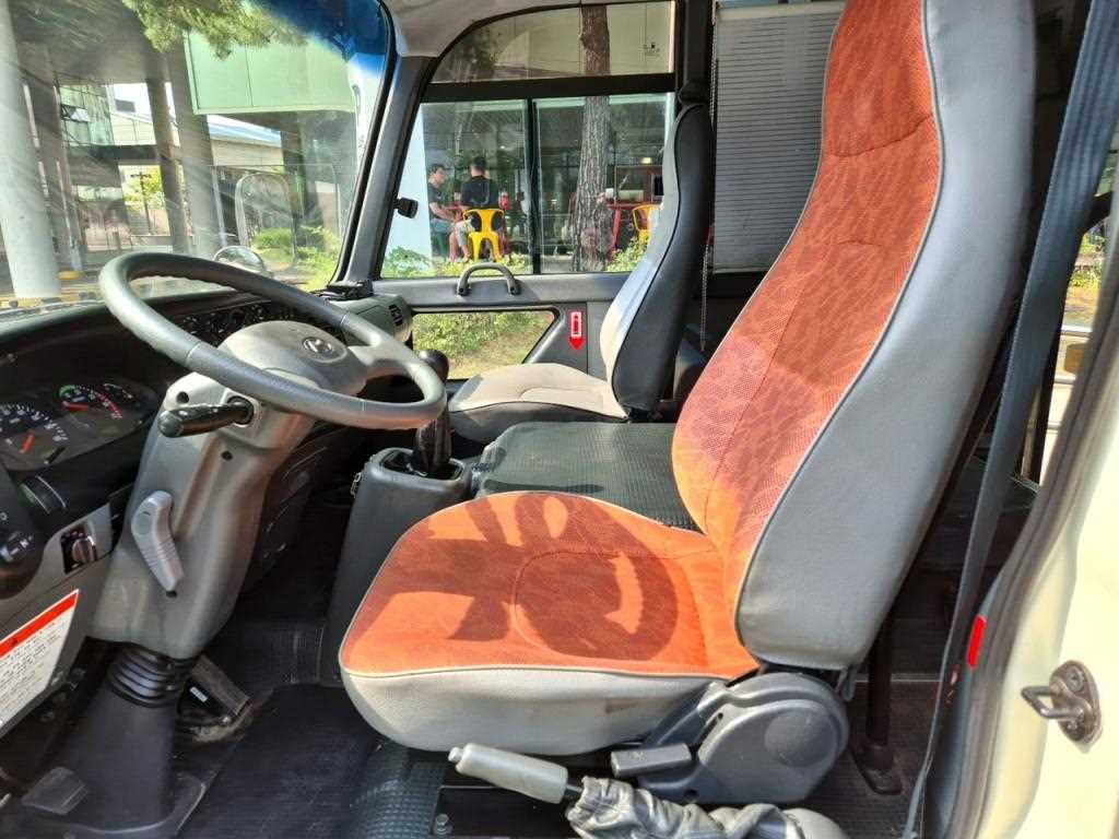 medium and large bus Hyundai bus - Vista 9