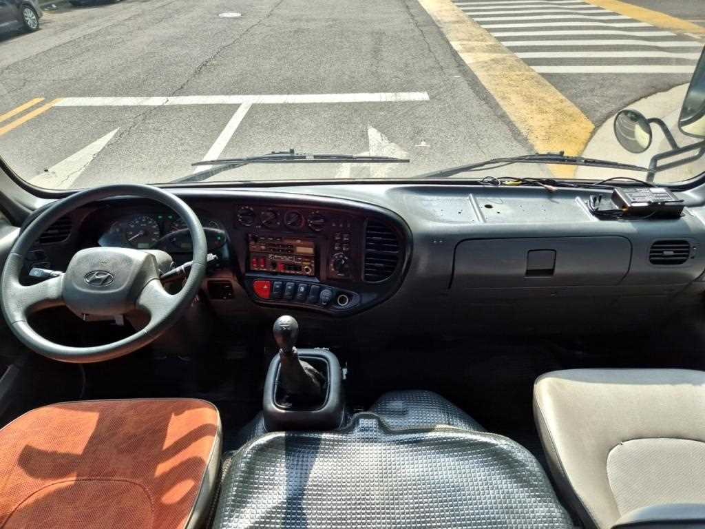 medium and large bus Hyundai bus - Vista 6