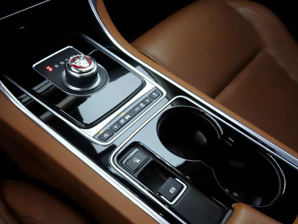 Jaguar XE - Vista 12