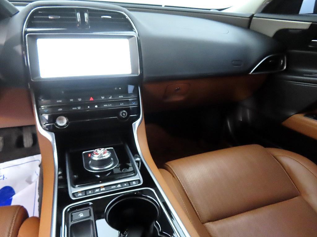 Jaguar XE - Vista 10