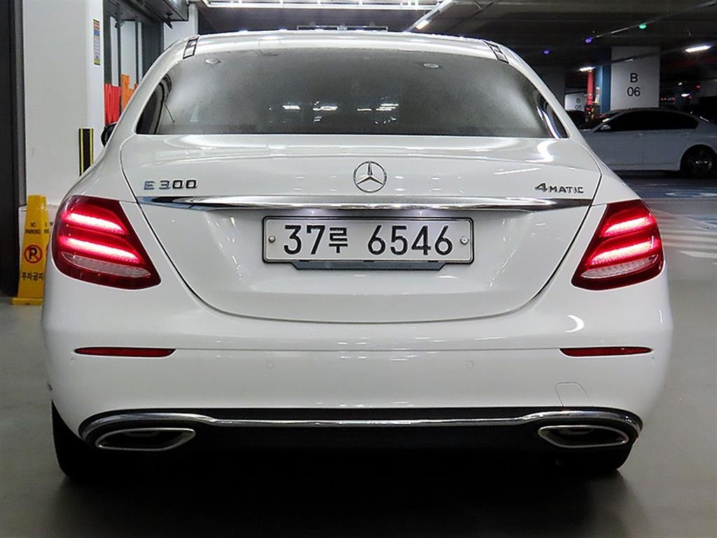 Mercedes Benz E class - Vista 5