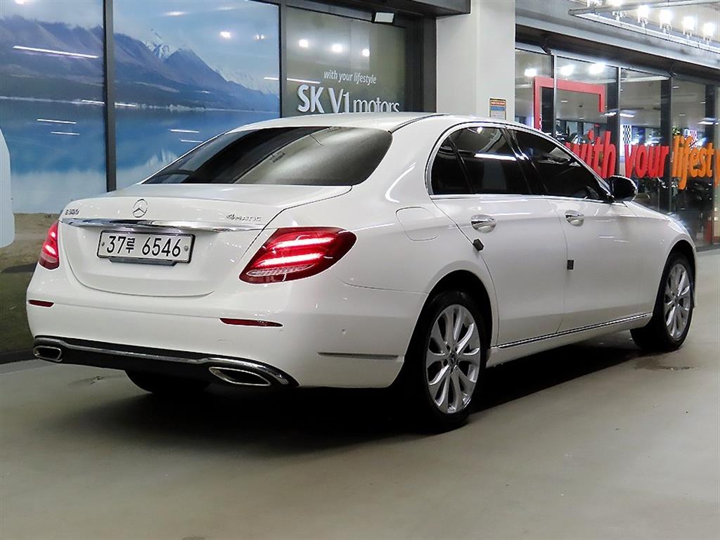Mercedes Benz E class - Vista 4