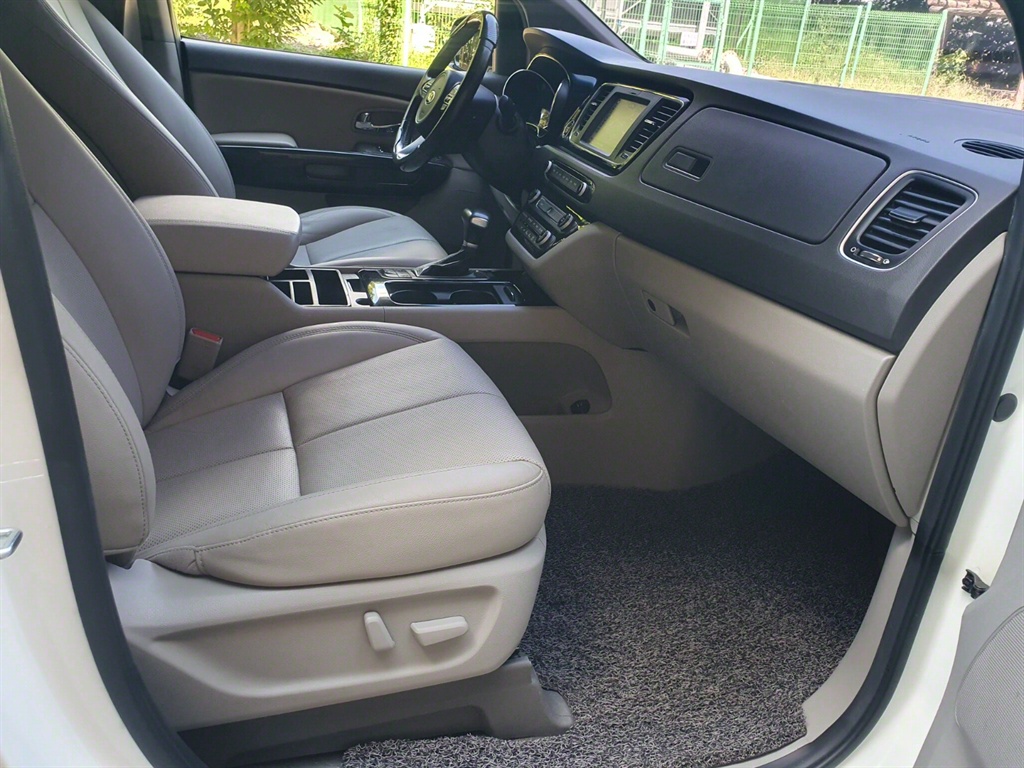 KIA Carnival - Vista 10