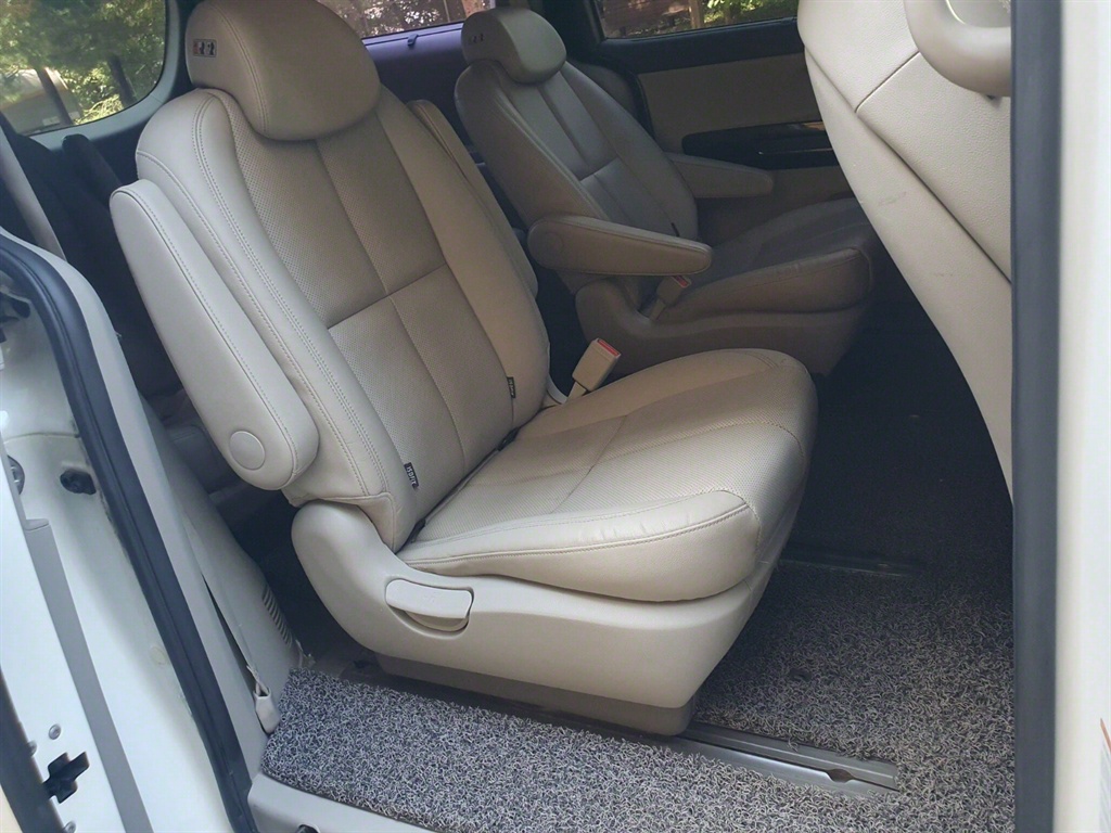 KIA Carnival - Vista 11