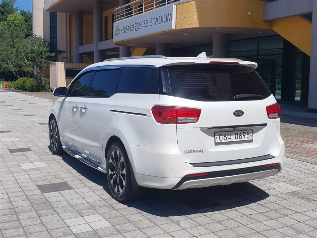 KIA Carnival - Vista 4